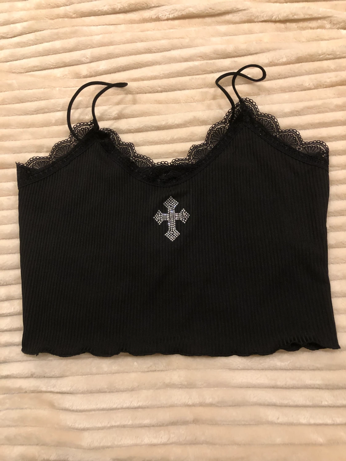 Linne med diamant kors