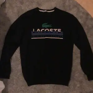 En tunnare Lacoste sweatshirt i strl xxl men är mer som en        M/ liten L  Skriv vid funderingar🤍