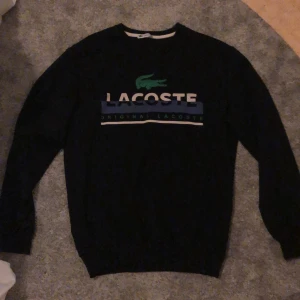Lacoste tröja - En tunnare Lacoste sweatshirt i strl xxl men är mer som en        M/ liten L  Skriv vid funderingar🤍