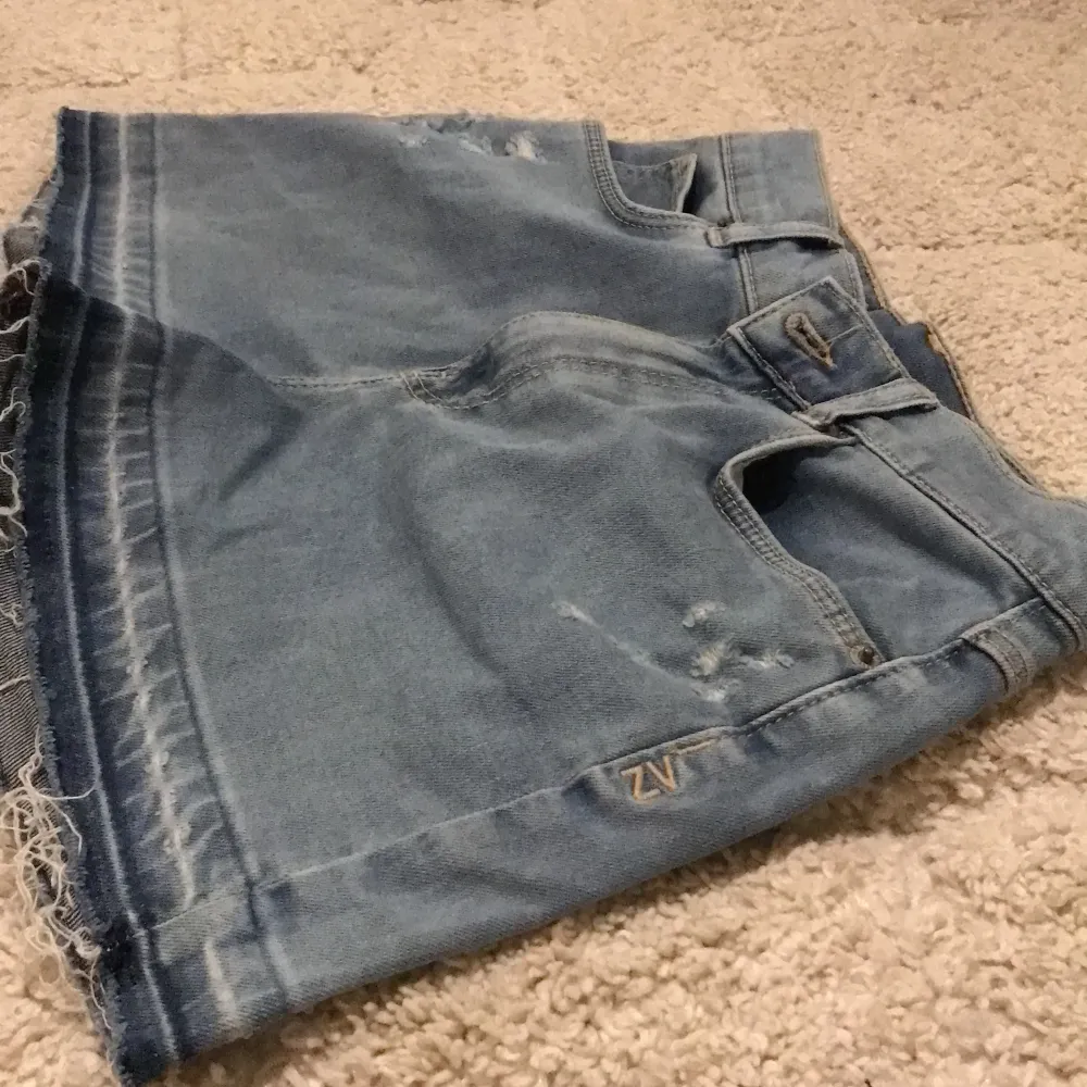 Säljer dessa skjukt snygga och trendiga jeans shorts från zadig! De är nästa HELT oandvända därav priset. Nypris 1500kr! Kom privat för fler frågor eller bilder!💗❤️❤️. Shorts.