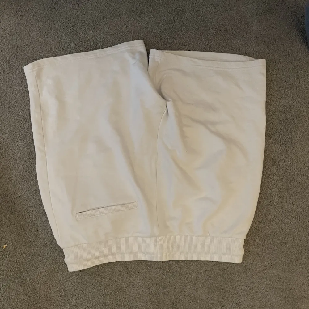 Vita shorts. Köpte dem i spainen för 75 euro tror jag. Väldigt sköna och söta. Hittar inte dem på deras hemsida därför är jag inte 100% säker på priset. Priset kan diskuteras.. Shorts.