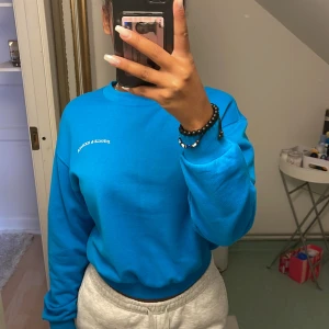 Blå tröja - Säljer denna otroligt sköna tröjan då den ej används❤️ köparen står för frakten🫶🏽
