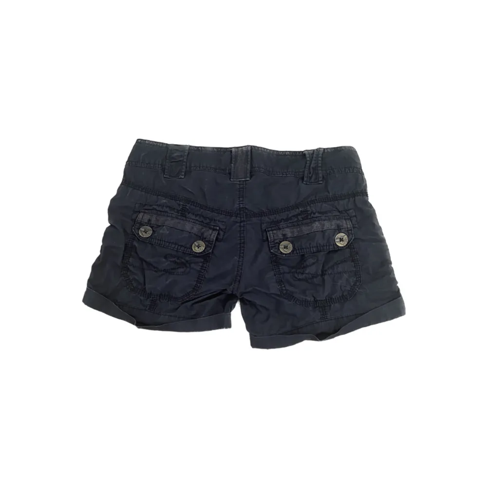 Super söta svarta shorts från Espirit i storlek 32 (passar en storlek xs), lågmidjade med coola fickor i y2k stil för exakta mått kan ni skriva privat! <3. Shorts.