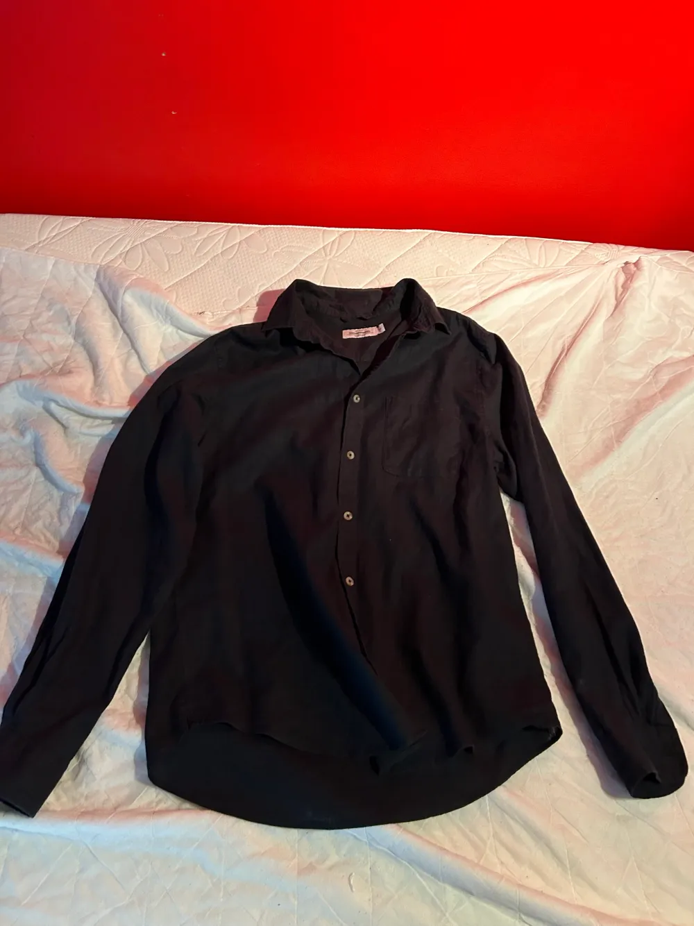 En svart linneskjorta från dressmann köpt för någon månad sedan och använd 1 gång så otroligt bra skick.  Kommer inte till användning då jag redan har en svart linneskjorta. Storlek M men passar även S.. Skjortor.