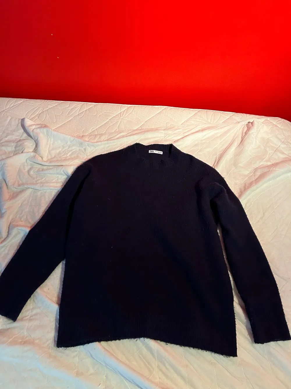 En snygg o skön stickad tröja från Zara. Köpt för 500kr för någon månad sedan. Säljer på grund av att den inte kommer till användning.. Stickat.