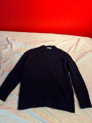 En snygg o skön stickad tröja från Zara. Köpt för 500kr för någon månad sedan. Säljer på grund av att den inte kommer till användning.