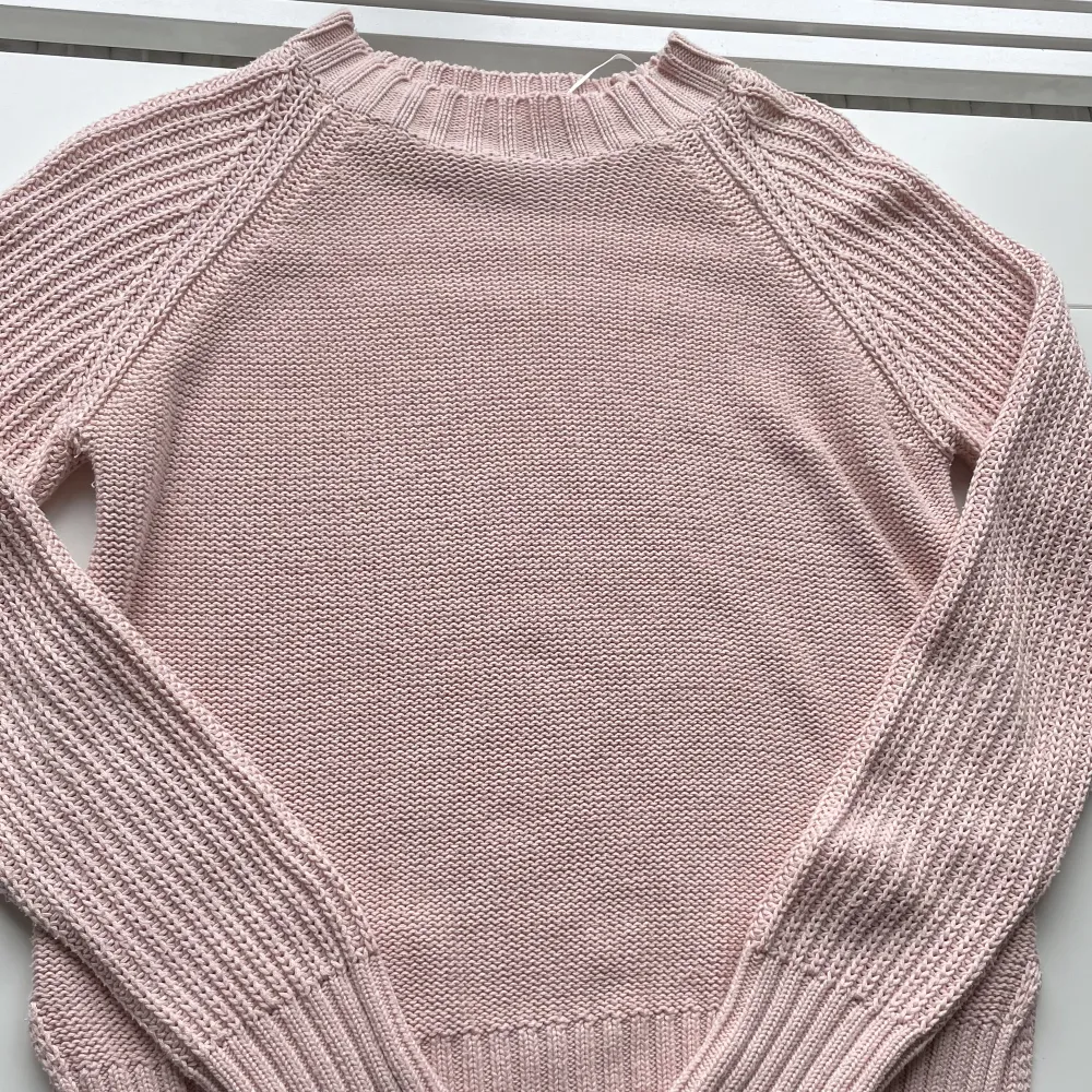 En rosa stickad tröja perfekt till hösten som knappt är använd. Passar även en s . Stickat.