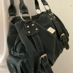 Väska - Säljer min coola vintage väska från ett märke jag aldrig har sätt förut, den är stor och rymlig med massa innerfickor med dragkedjor även massa fina detaljer på väskan, inga defekter hör av dig vid minsta lilla fråga😊❤️