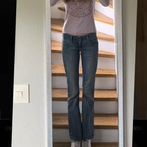 Lågmidjade jeans - Säljer mina lågmidjade bootcut jeans köpta på Plick. ÄLSKAR dom men dom är tyvär för korta på mig som är 179 cm skulle nog passa någon som är under 174cm typ. Midjelängd är 76cm. Kostar 400kr + frakt. Skriv om ni har frågor eller vill ha fler bilder💕🫶