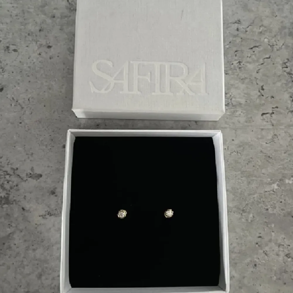 Oanvända 3 mm Cubic Zirconia från Safira. Sterling silver med 18 k guldplattering. På bilden är det det lilla örhänget. Frakt 18 kr eller spårbart.. Accessoarer.