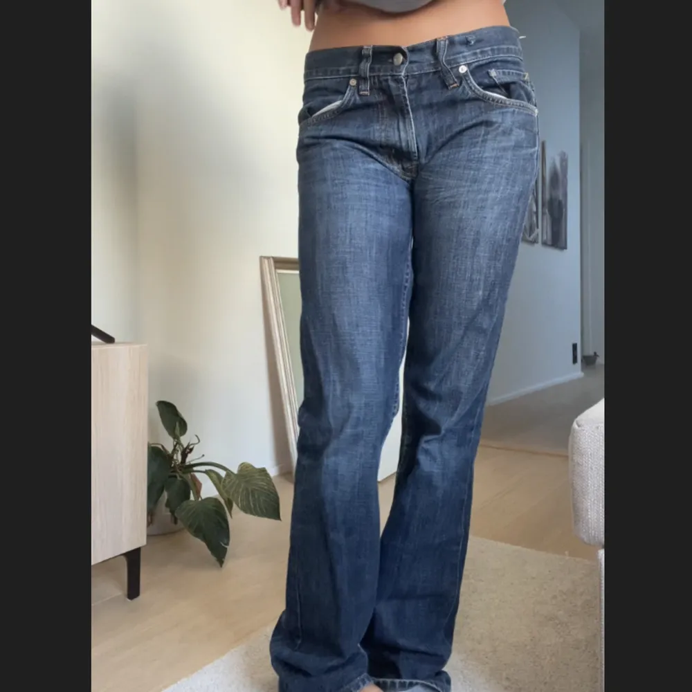 (titta på min senaste tiktok @ esterstenis för att se bättre) Skitsnygga vintage crocker jeans! midjemått ca 70, innerbenslängd ca 80. Jeans & Byxor.