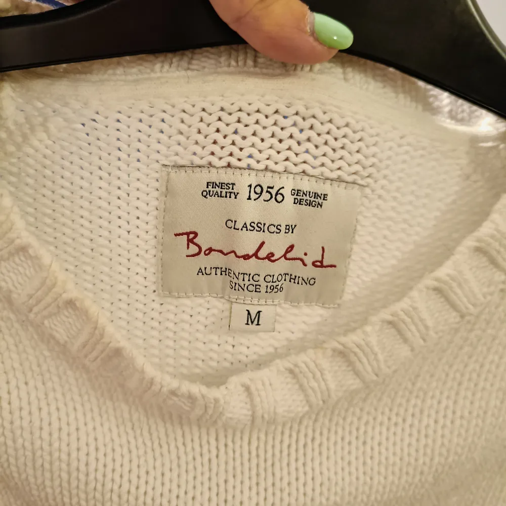 Säljer den här klassiska Bondelid tröjan, som är stickad.  Där är en enda skavank och det är vänster axel på baksidan av tröjan, se bild 2.   Om varan behövs skickas betalar köparen frakten.. Stickat.