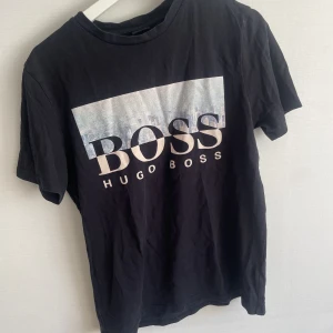 Hugo Boss t-shirt - Hör av er för mer information och bilder!