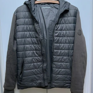 Lindbergh jacka! - den har ett bra skick då den knappt är använd, köpt på wagner i början av april för 1000kr. påse tillkommer. har tyvärr inget kvitto. 