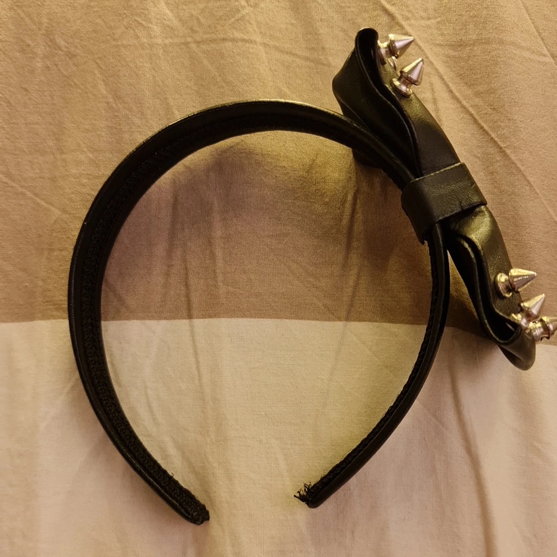 Diadem med rosett med nitar - 91