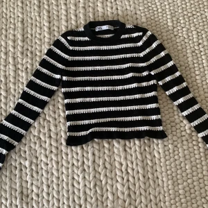 Zara tröja - Säljer två tröjor från zara då dom inte kommer till andvänding. Båda tröjorna är i storlek S. Den första tröjan är typ virkad och den andra är fin stickad. Säljer för 30kr styck men kan sälja båda för 45kr