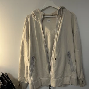 Cp company hoddie - Säljer en gammal cp hoddie som inte är använd på ett bra tag Den är i bra skick har en liten fläck på insidan av luvan men inget som syns