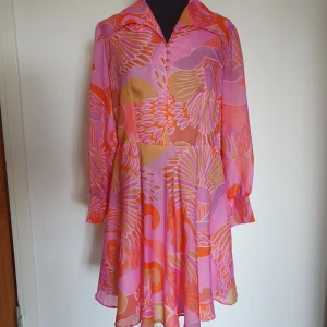 Retroklänning - Retro/vintageklänning i jättefint skick! Tunnt, skirt material med fastsydd underkjol. Kommer från djur- och rökfritt hem. Fri frakt!