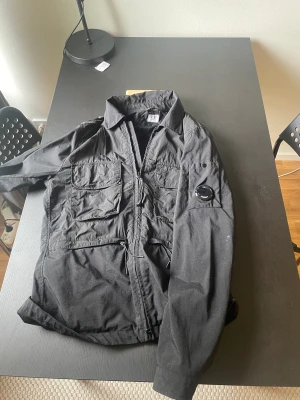 Cp company - Tjena säljer nu min jacka för den knte används, köpt i april och använd ungefär 4-5 gånger 