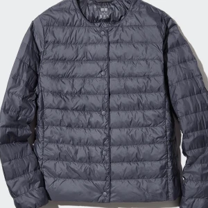 Jacka  - Säljer min nästan helt oanvända uniqlo jacka i den ljus blåa färgen pga att jag köpte en annan jacka och denna ej kommer till användning💙Storleken är M med funkar som S också