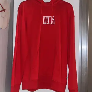 En helt oanvänd röd Vans hoodie. Den är i bra skick och har inga skador. Storlek large.