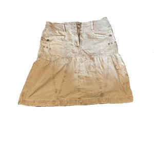 Cargo kjol - Cool beige cargo kjol i bra skick! Bara att fråga om du vill ha en bild på😊
