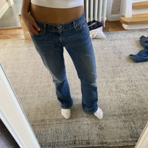 Bootcut jeans levis  - Mina absolut favoriternas från Levis som är så sköna. Asnajs vintage modell. De är ganska baggy på mig som har 36/38 så skulle säga att de passar 36/38/40 beroende på hur man vill att de ska sitta. Jättebra längd på mig är 170