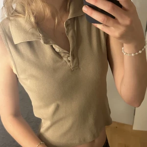 Sandfärgad pikétopp - Sandfärgad pikétopp från Brandy Melville i stl S. I nyskick! 