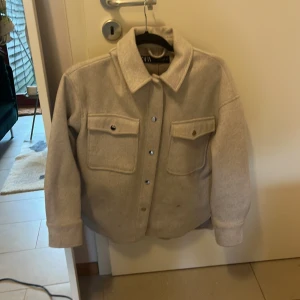 Zara kappa - Beige/vit Zara kappa som använts sparsamt. Säljer pågrund av att jag inte använder den längre. Köpt för 400. Kom privat för fler bilder. 