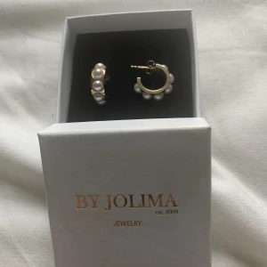 Örhängen By Jolima  - Material: rostfritt stål, 14k guld By Jolima Fiona Pearl Hoop Använda en gång!