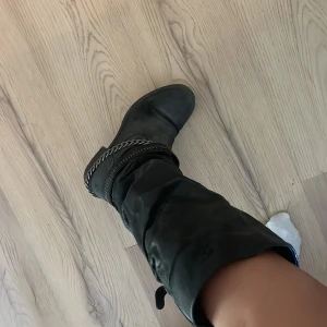 Stövlar med fina detaljer  - Stövlar med detaljer. Väldigt smutsiga på bilderna och inte i världens bästa skick men går nog att göra riktigt fina! De har fint skimmer i sig. Storlek 39. 👢✨