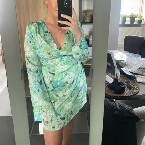 Adoore klänning - Tänkte kolla om någon är intresserad av att köpa min Adoore klänning, använd 1 gång! Storlek 38, men passar 36 bra tycker jag!