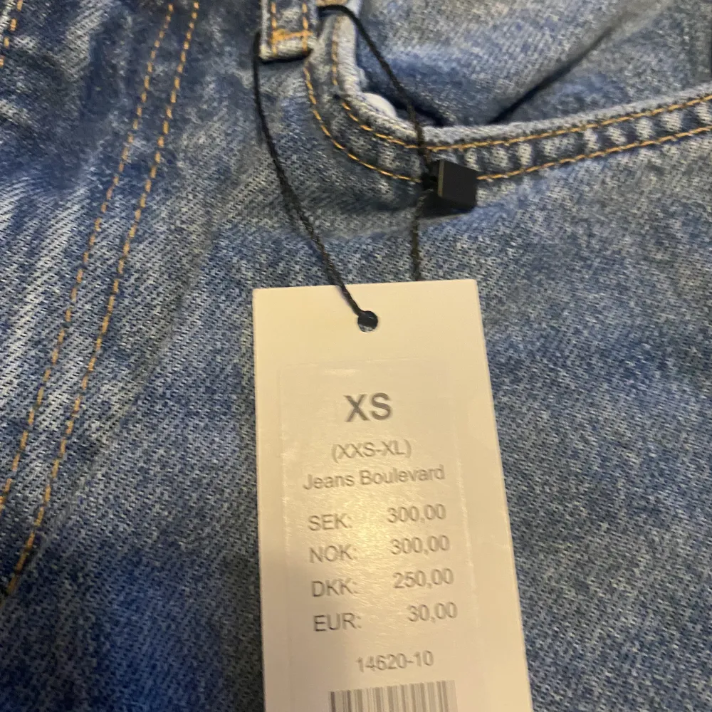 Aldrig använda jeans. Från lager 157. Storlek XS. Pris kan diskuteras vid snabb affär.. Jeans & Byxor.