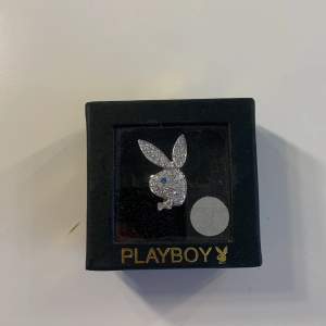 Säljer denna fina Playboy ringen, oanvänd. Justerbar är ringen.😍