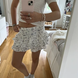 Blommig volang kjol - Super söt blommig volang kjol💗