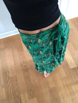 Omlottkjol - Jättefin och luftig kjol. Kan anpassa storleken med banden