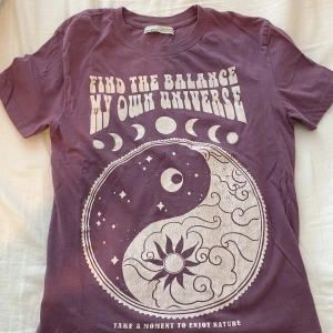 T-Shirt med tryck - Fin t-Shirt från pull&bear. Använd kanske 5 ggr och säls pga att den inte kommer till användning längre💗💗