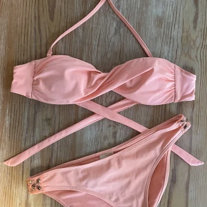 Bikini - Bandau bikini med avtagbara axelband och diamanter på bikinitroserna från HM. Storlek 34💞
