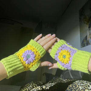Virkade torgvantar  - Unika torgvantar som är virkade av mig :)) Dem är gjorda med bomullsgarn och med daisy grannysquares💛💜De är inte till för o göra en supervarm utan mest för ✨the aesthetics✨ så att säga! 