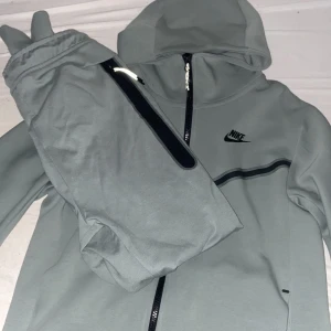 Nike tech fleece - tröja 900 byxor 800- om du köper hela settet 1600kr (MÖRKGRÖN)