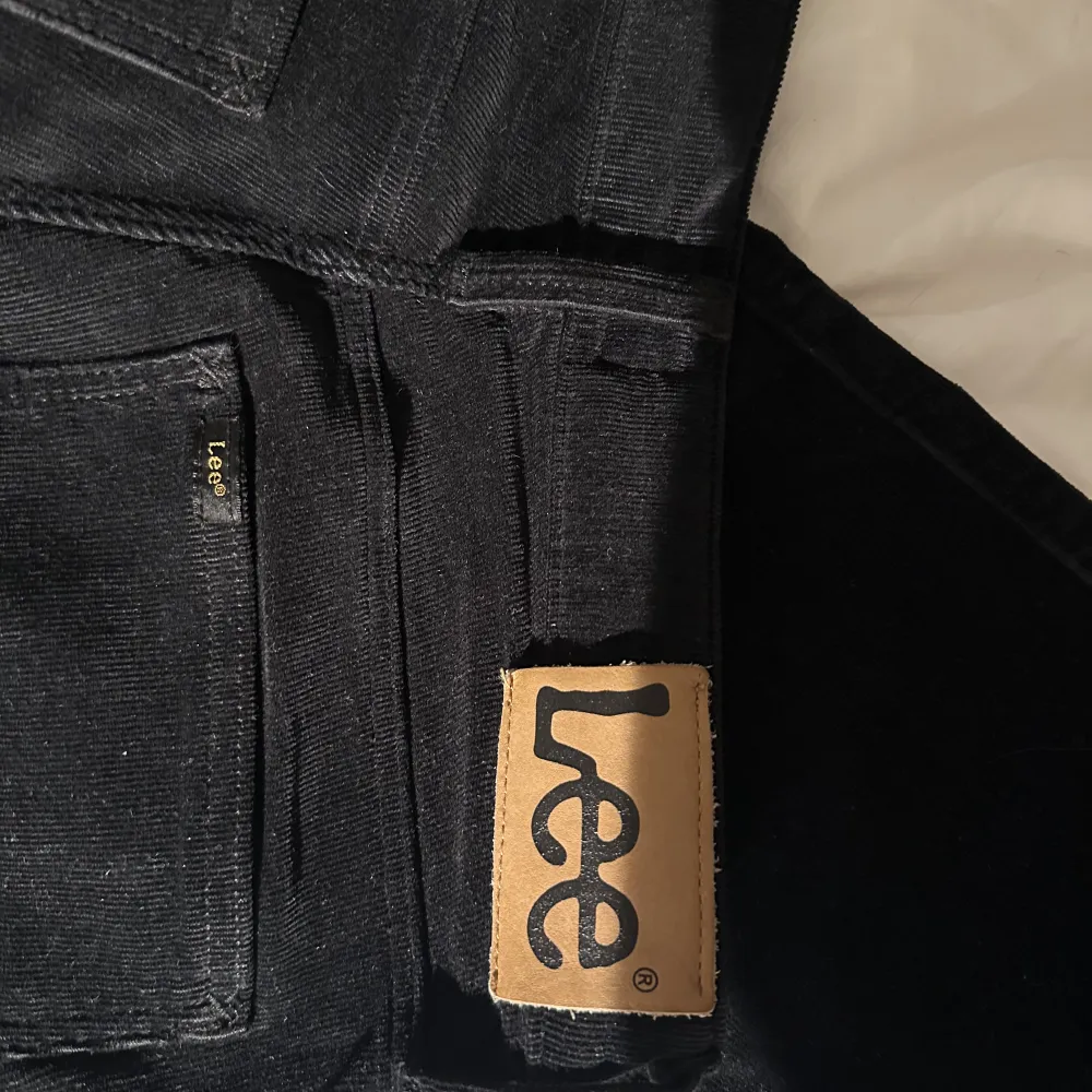 Jeans/ manchesterbyxa från Lee. Rak modell med full längd och låg midja (W27 L33) ⭐️. Jeans & Byxor.
