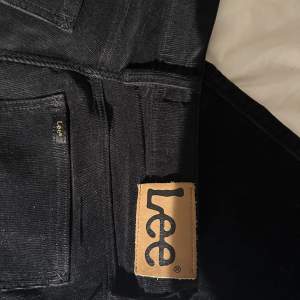 Jeans/ manchesterbyxa från Lee. Rak modell med full längd och låg midja (W27 L33) ⭐️