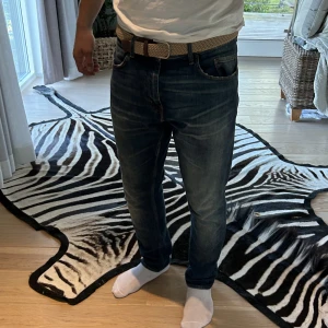 Pepe jeans London - Schyssta jeans från Pepe Jeans London. Regular passform i tvättad mellanblå färg. Han på bilden är 180 cm