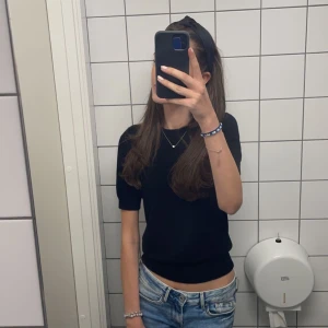 Stickad t-shirt zara - Svart stickad t-shirt från zara, fint skick & inte använd många gånger❤️Storlek S