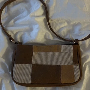 Liten väska  - Brun beige väska, oanvänd 