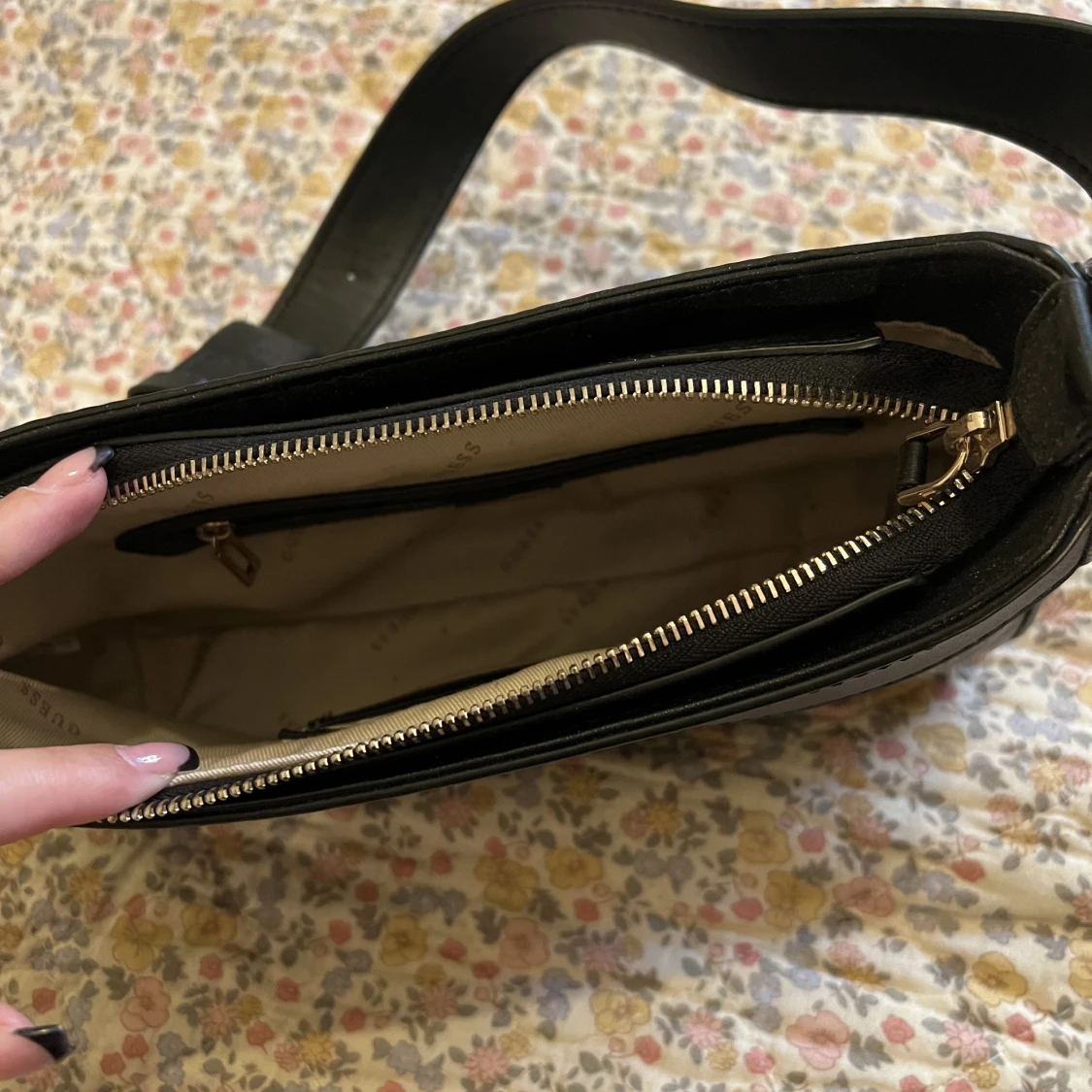 Guess axelremsväska  - 91