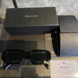 Säljer mina helt nya Prada solglasögon då de inte riktigt passar min stil, kommer med låda, certifikat och alla tags. 1:1 rep.