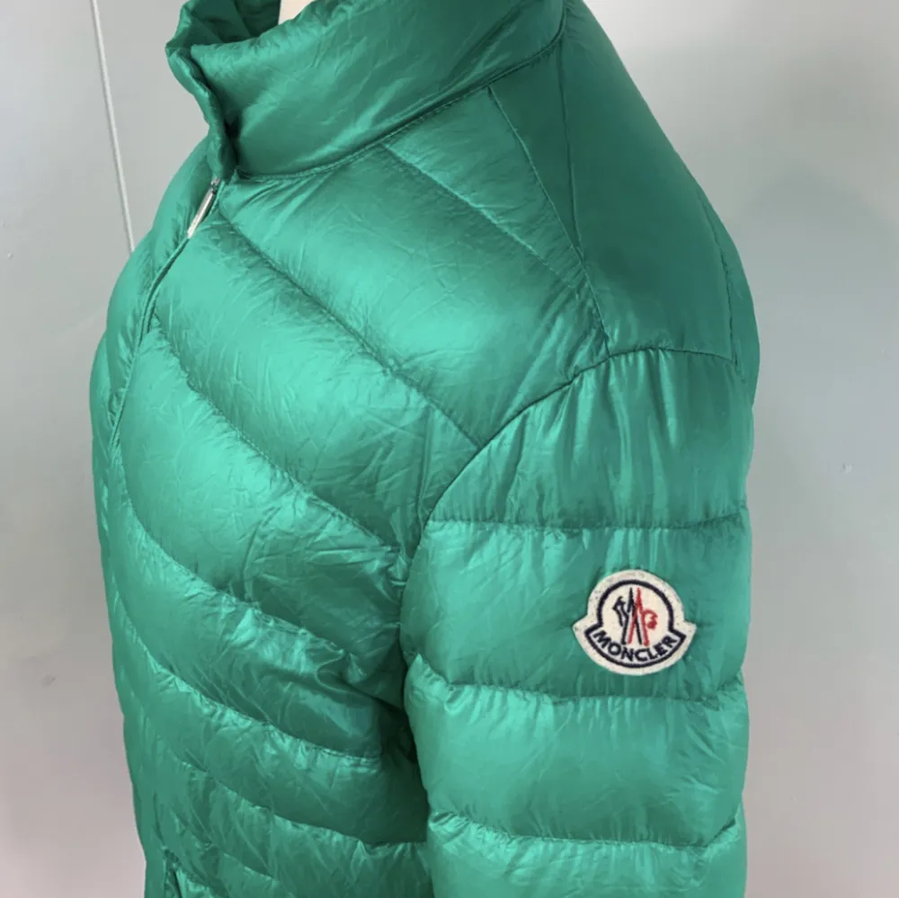 Intresekoll på min gröna ”moncler lens jacket”. Jackan är som nyskick och färgen är väldigt ovanlig och görs inte längre💚 Så snygg och ovanlig. I storlek 2 vilket passar allt mellan xs-m💚 ÄKTA! Äkthetsbevis finns!!. Jackor.