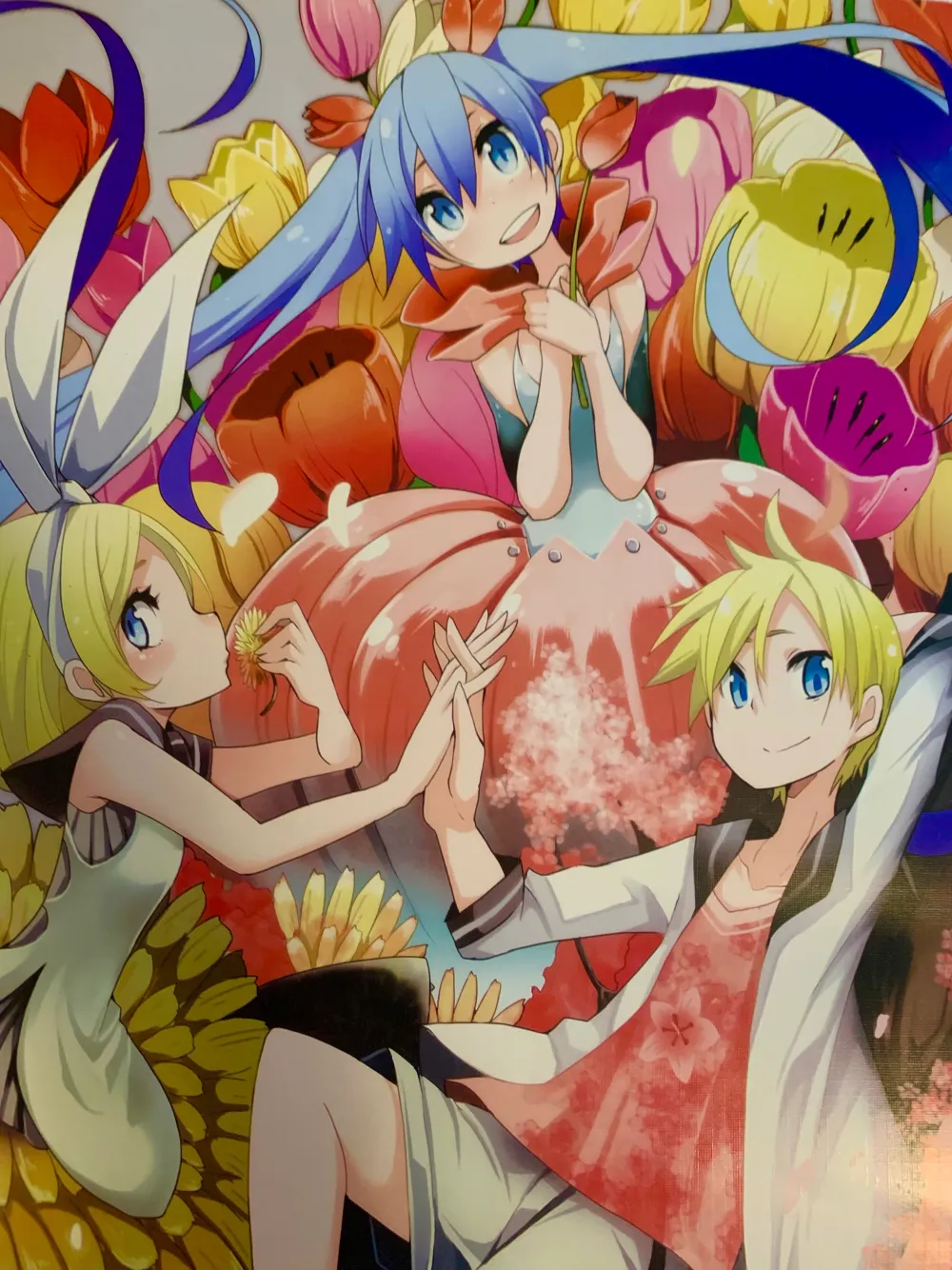 Superfin anime affisch med Vocaloid motiv. Affischen är i nyskick och är 29 cm på bredden X 42 cm på höjden. (Köparen betalar för frakt) 💗. Övrigt.