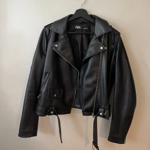 Skinnjacka Zara.  - Skinnjacka från Zara. Storlek L. Jackan är liten i storleken. Mycket bra skick. 